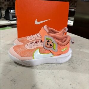 Size 13.5C Nike Team Hustle D 10 Lil PS 'Peach' DM4324-600
